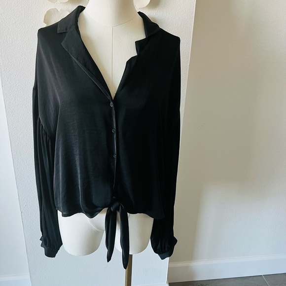 Pretty black blouse size large - Picture 2 of 6